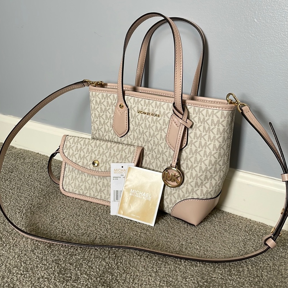 SUPER CUTE!! 🥰 MK Vanilla/Softpink Small Tote w/ attached pocket pouch, LNWT